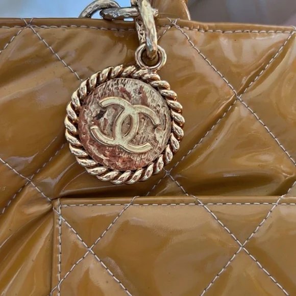 CHANEL QUILTED patent MEDALLION TOTE - Picture 4 of 15